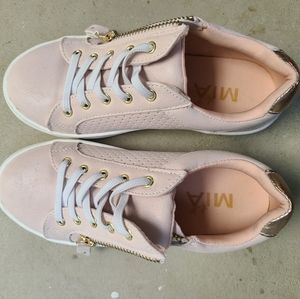 Stylish girls zipper sneakera